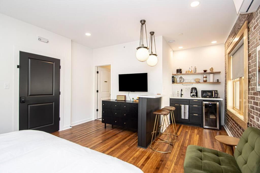 King Bed Stylish Studio In Heart Of Downtown Room # 200 Hot Springs Extérieur photo